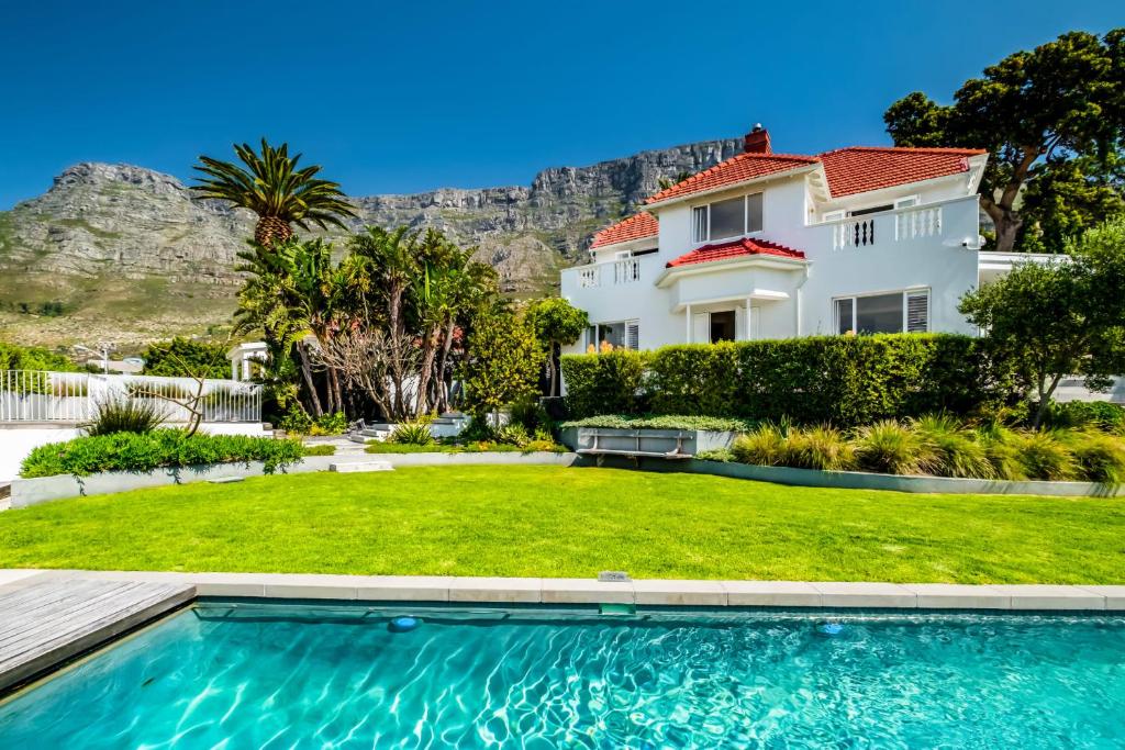 een huis met een zwembad voor een tuin bij Oranjezicht Heritage Home in Kaapstad