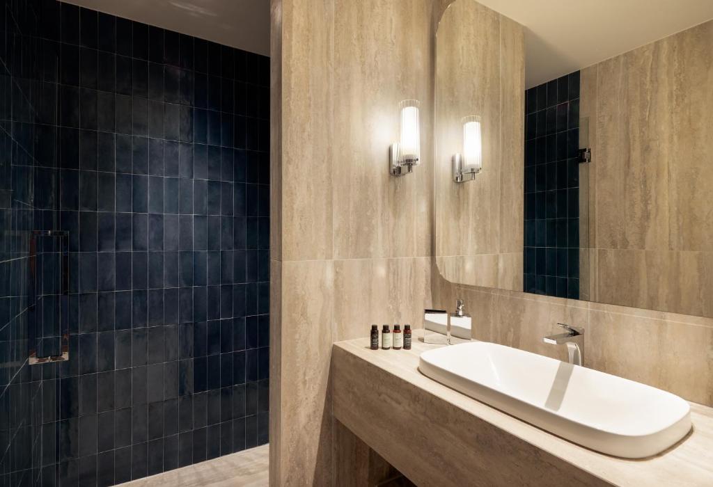 Mitsis N'U Piraeus Port - Resim 8