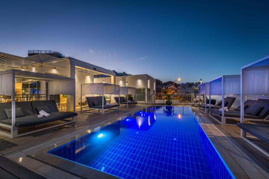 ein Schwimmbad in der Mitte eines Hauses in der Unterkunft Villa 26 - 7 bedrooms with private pool in Eilat