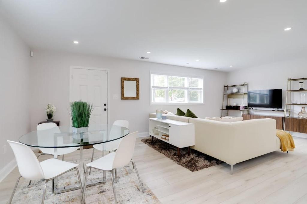 Dapur atau dapur kecil di Sojourn on Duke NEW 3 BR in Alexandria