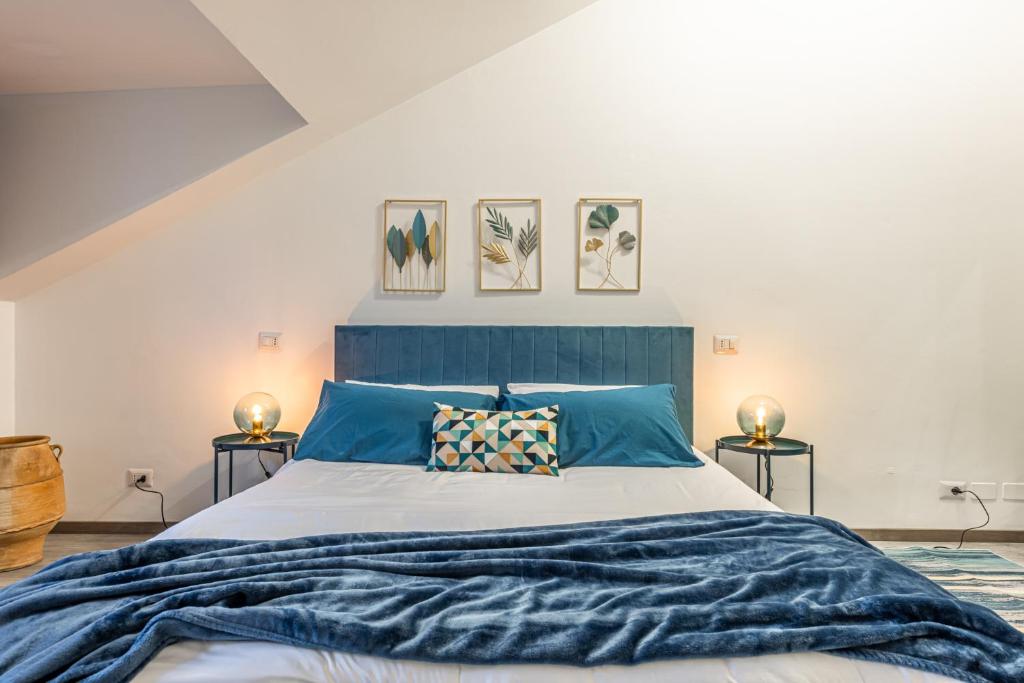 sypialnia z niebiesko-białym łóżkiem z 2 bocznymi stolikami w obiekcie Buenos Aires 35 w Mediolanie