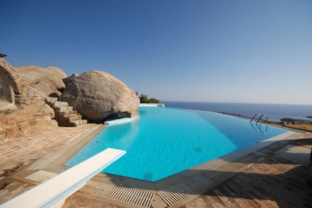 Bazén v ubytovaní Nafsika 4Bedroom Sea View House alebo v jeho blízkosti