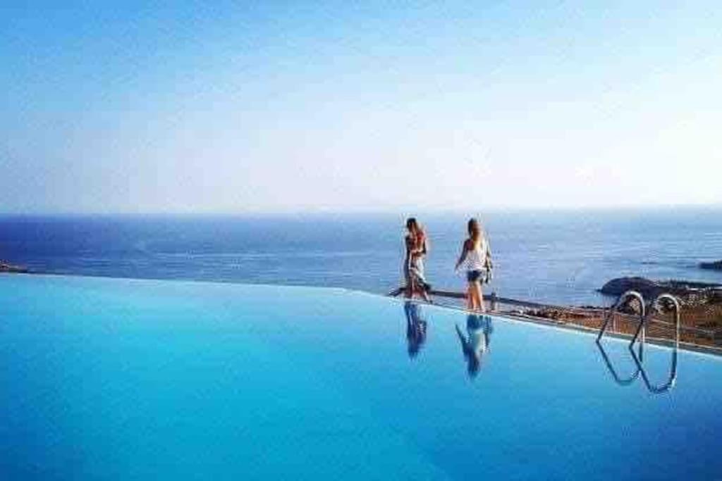 Bazén v ubytovaní Nafsika 4Bedroom Sea View House alebo v jeho blízkosti