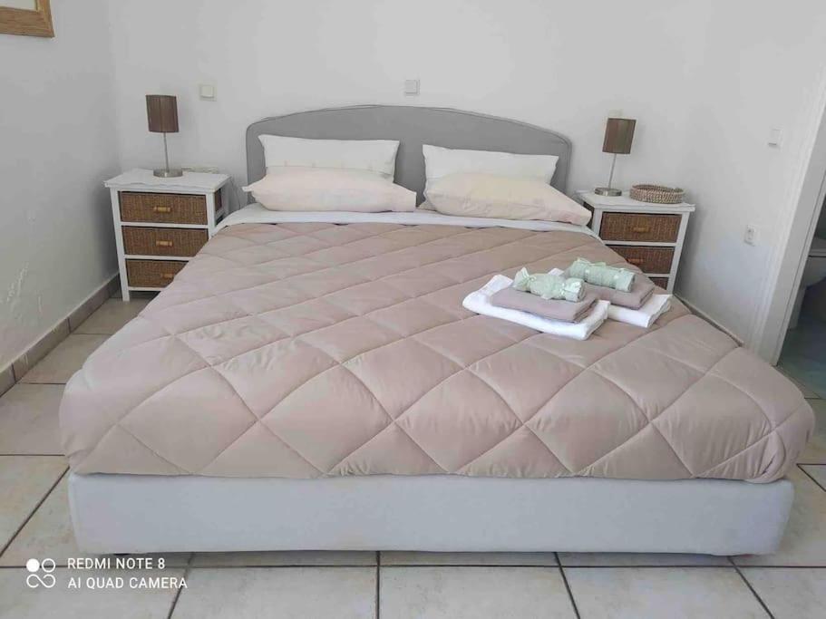 Posteľ alebo postele v izbe v ubytovaní Nafsika 4Bedroom Sea View House