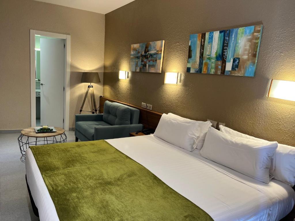 バルセロナにあるホテル アネトのベッドと椅子付きのホテルルーム