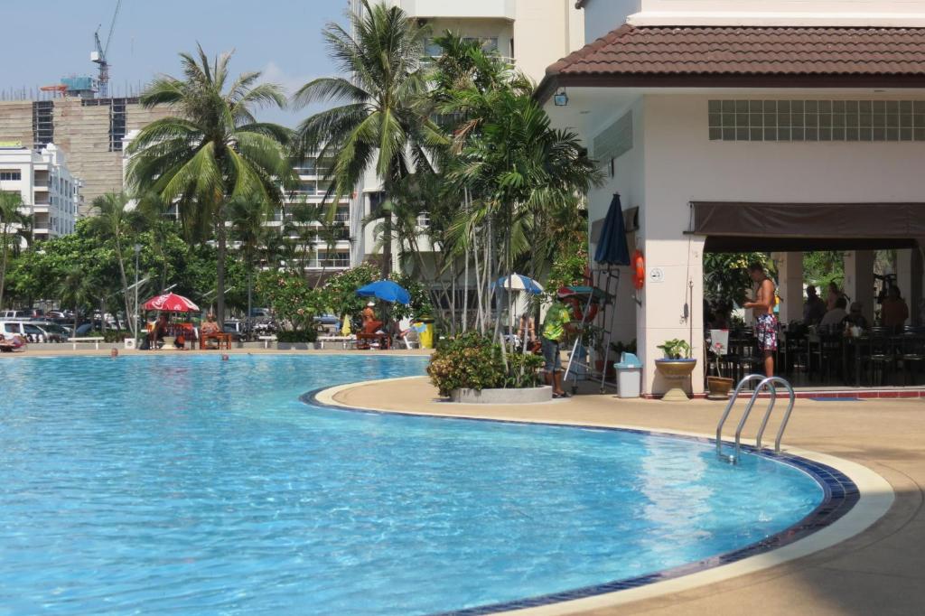 una gran piscina azul junto a un edificio en View Talay 1B Serviced Apartments, en Pattaya South