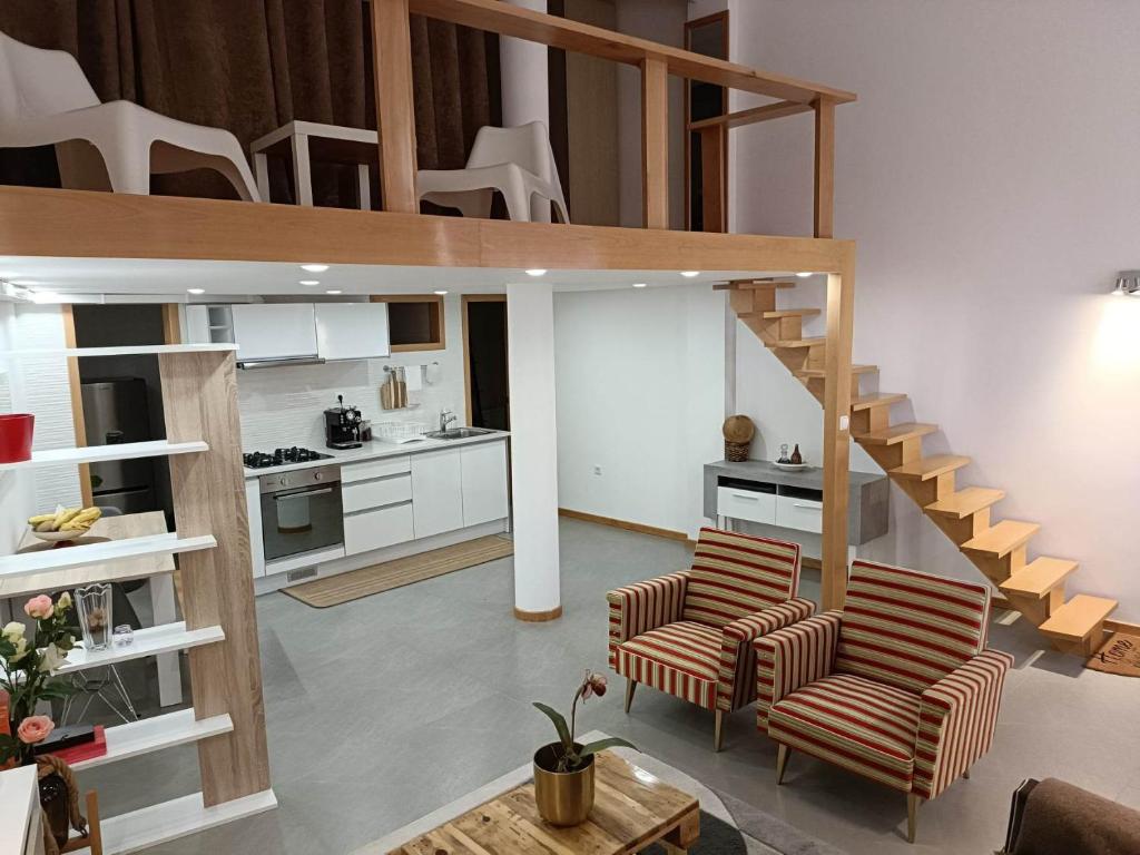 sala de estar con 2 sillas y escalera en mezzanino Ribeira Brava en Vila da Ribeira Brava