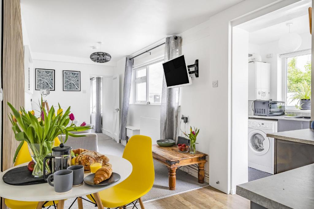 Kuchyň nebo kuchyňský kout v ubytování Waters Edge Holiday Home in Hayle, West Cornwall