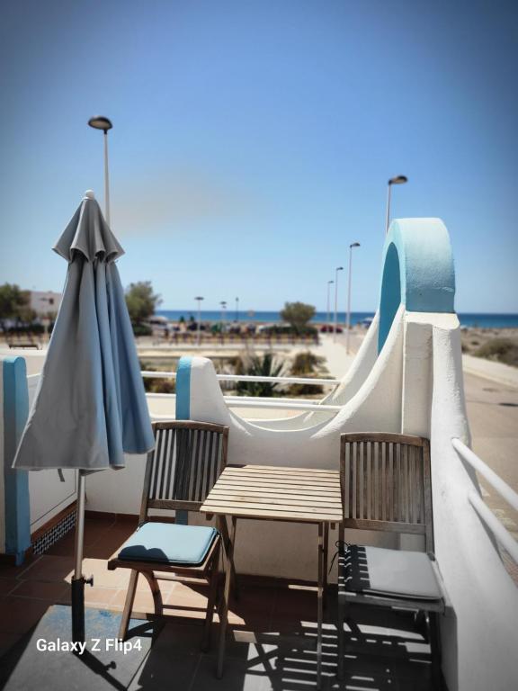Bazén v ubytovaní Villa Fresquita Cabo de Gata Almeria - 1ª línea playa y de Parque Natural - pl semisotano alebo v jeho blízkosti