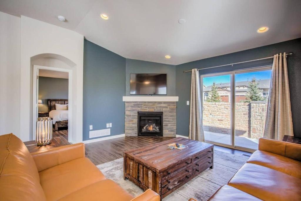 Χώρος καθιστικού στο 4BR Modern Townhome Close to USAFA