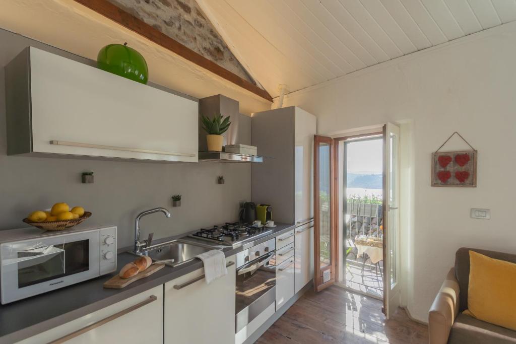 Kuchyň nebo kuchyňský kout v ubytování The Green Nest by Lake Como by Rent All Como
