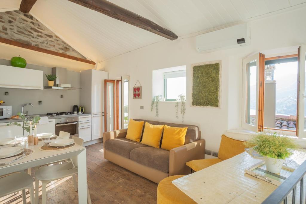 Kuchyň nebo kuchyňský kout v ubytování The Green Nest by Lake Como by Rent All Como