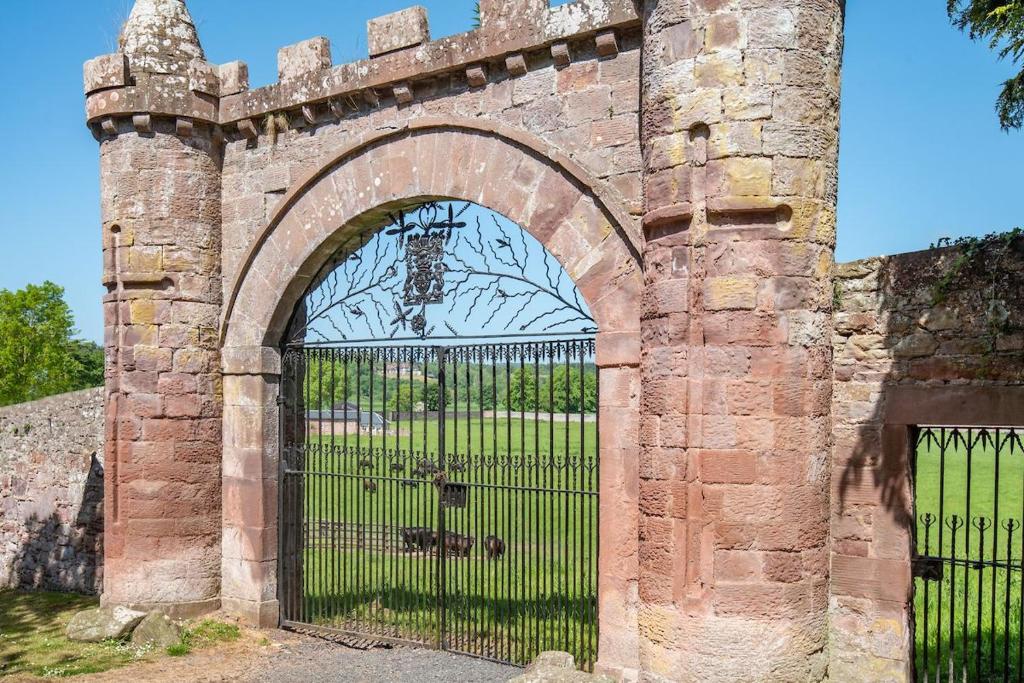 un ingresso a un cancello in un edificio di mattoni di The Bothy at Dryburgh a Saint Boswells