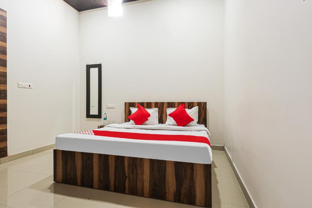 Łóżko lub łóżka w pokoju w obiekcie OYO Flagship Hotel Ashirwad