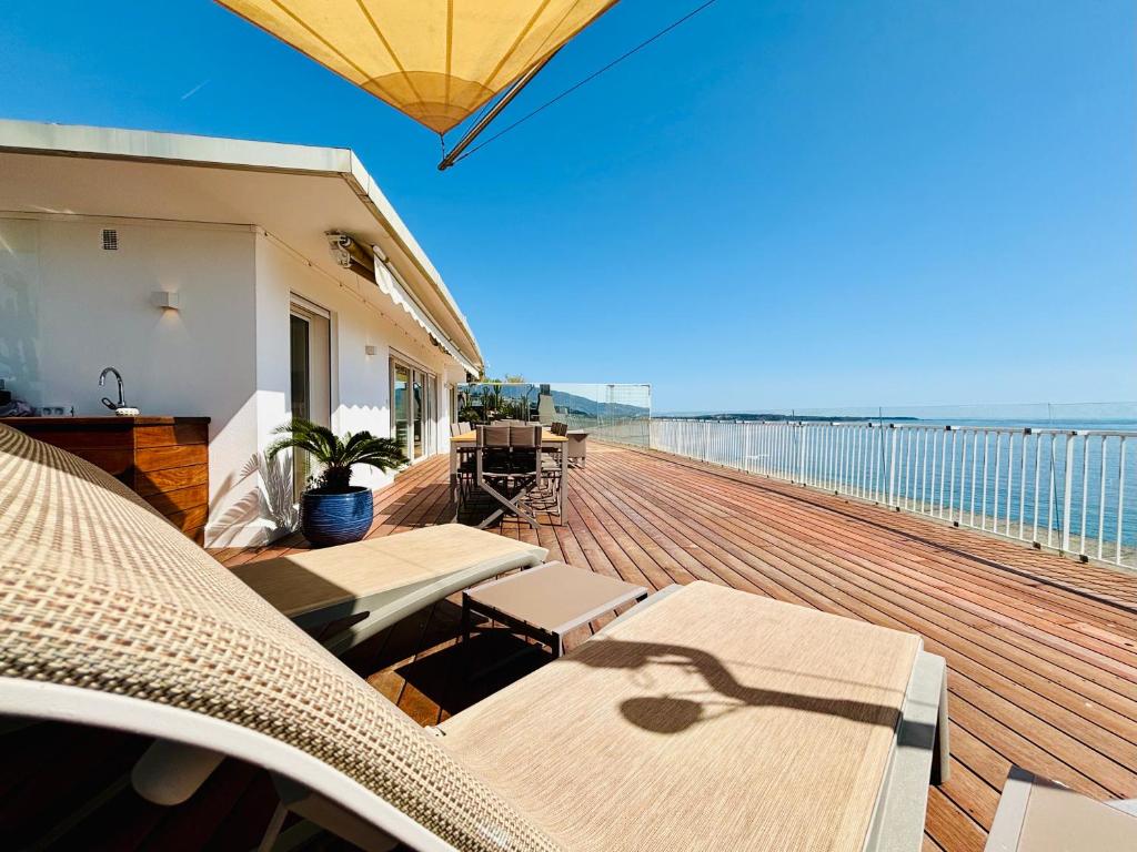 balkon z krzesłami i hamakiem na plaży w obiekcie Superbe Penthouse avec vue panoramique sur la mer w Cannes