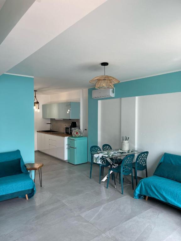ein Wohnzimmer mit einem Tisch und Stühlen sowie eine Küche in der Unterkunft Bellissima Cervo in Cervo