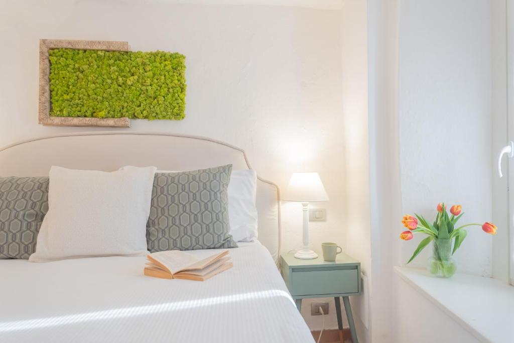 Postel nebo postele na pokoji v ubytování The Green Nest by Lake Como by Rent All Como
