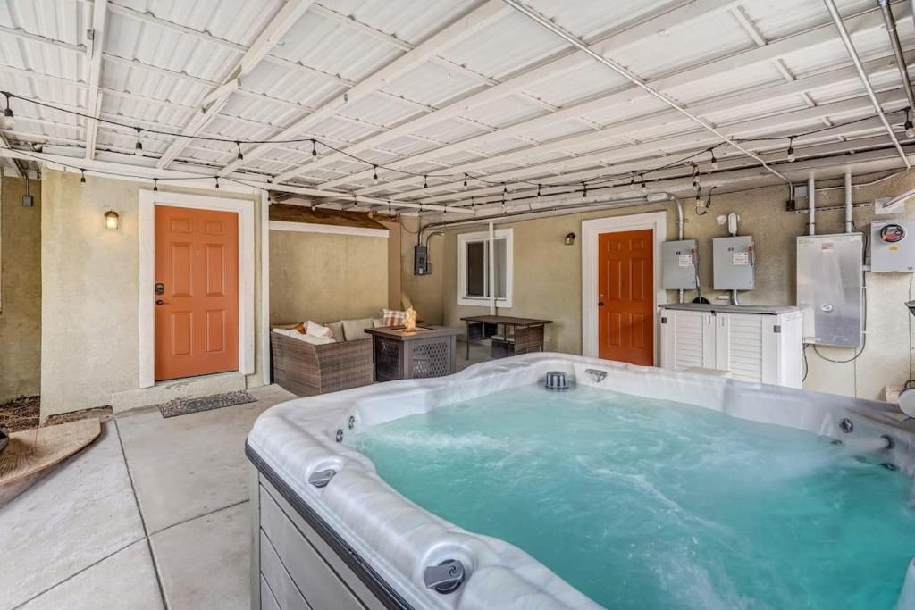 bañera grande en una habitación con cocina en The Pikes Peak Villa -Hot Tub -Mtn Views -Firepit, en Cascade-Chipita Park