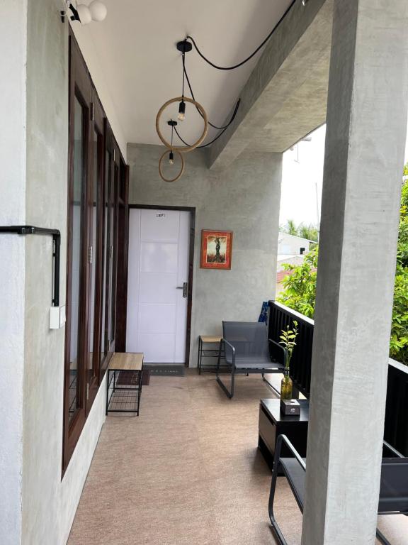 Rasdu View Inn في جزيرة راسدو: غرفة معيشة مع أريكة وطاولة