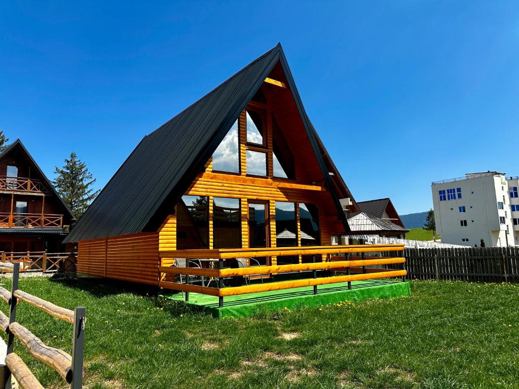 ein kleines Holzhaus mit schwarzem Dach in der Unterkunft KRAJINA III in Vlasic