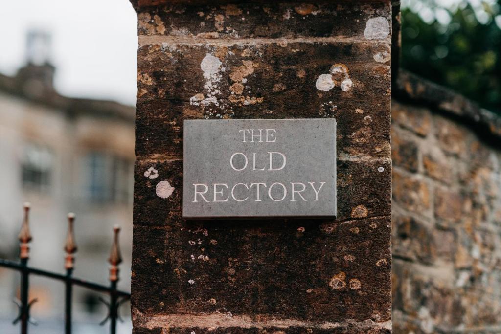 uma velha placa de fábrica numa parede de tijolos em The Old Rectory Somerset em North Perrott