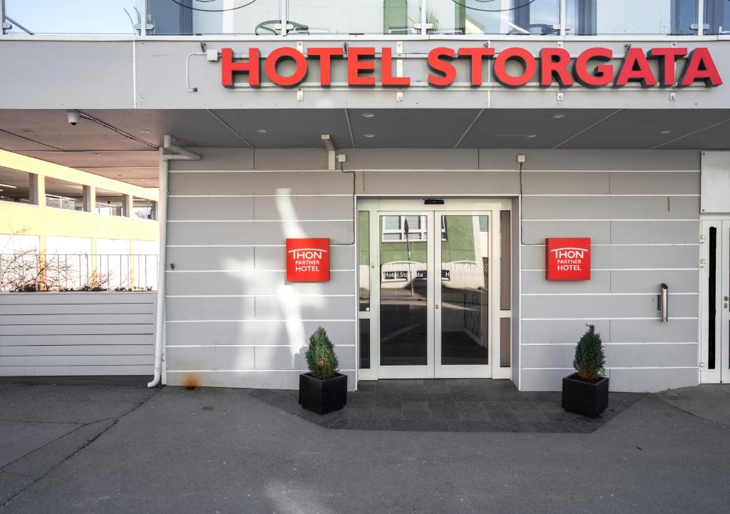 una señal de hotel en la parte delantera de un edificio en Thon PartnerHotel Storgata, en Kristiansund