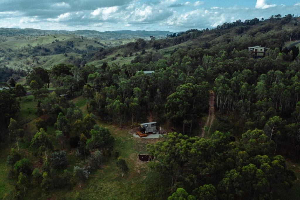 una vista aérea de una casa en medio de un bosque en Tiny Nanook - Kanimbla Valley en Kanimbla