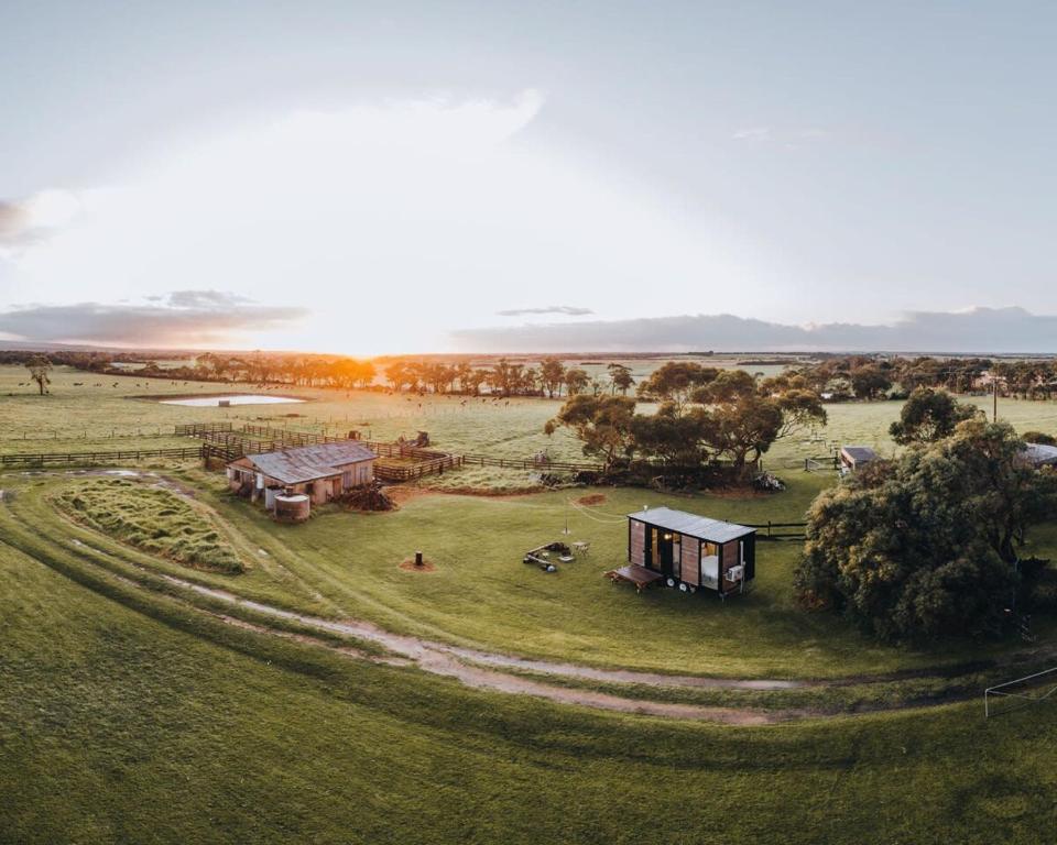 una vista aérea de una granja con edificios en un campo en Bush Retreat, en Alberton West