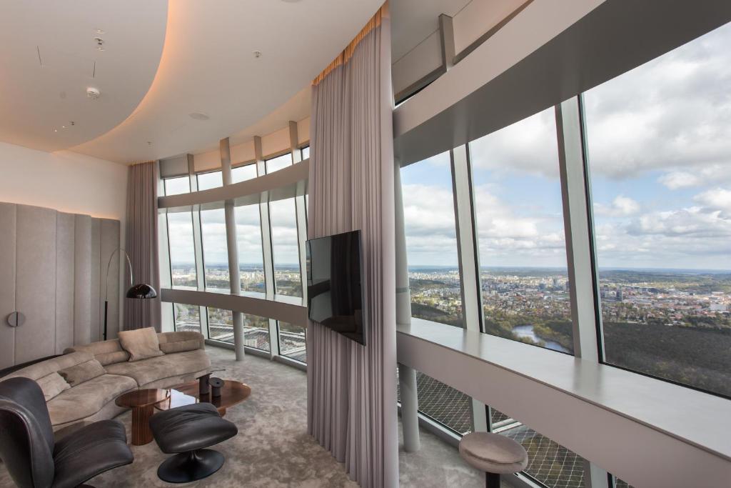 TV a/nebo společenská místnost v ubytování Vilnius TV Tower Apartments DEBESYS