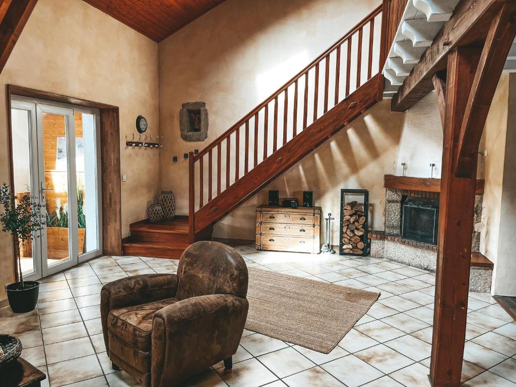 un salon avec un escalier et une chaise dans l'établissement logement proche de nimes, à Nîmes