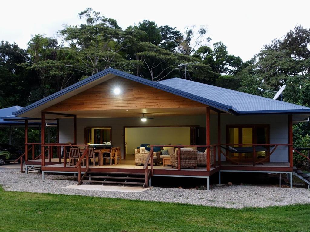 une petite maison avec un toit bleu dans l'établissement Coconut Beach House, à Cape Tribulation