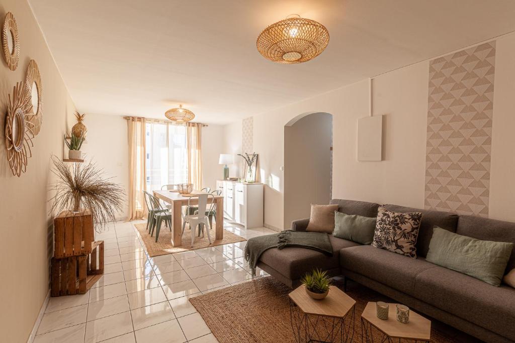 sala de estar con sofá y mesa en sunny, en Saint-Gilles-les-Bains