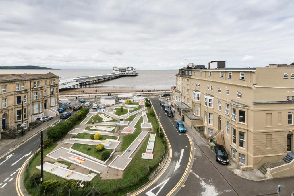 uma vista aérea de uma cidade com um cais em The Sandringham Hotel em Weston-super-Mare