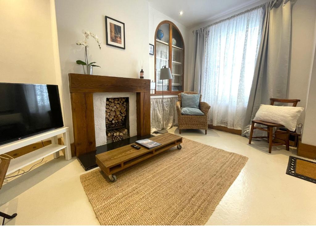 A television and/or entertainment centre at Harmonious home in the heart of Clifton Village
