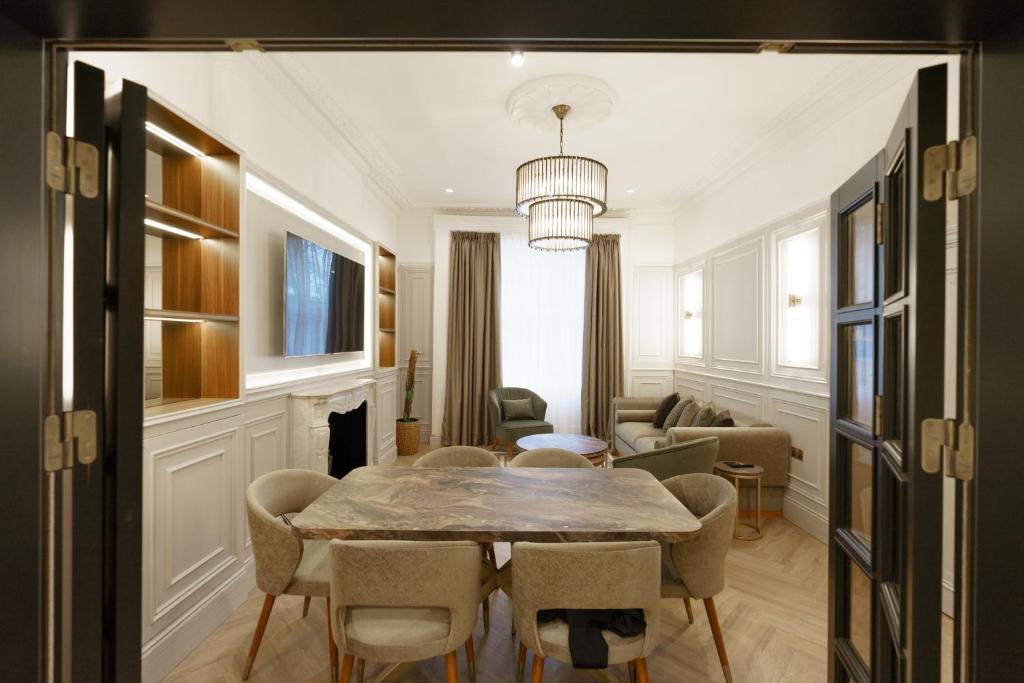 - une salle à manger avec une table et des chaises dans l'établissement Holland Park Residence, à Londres