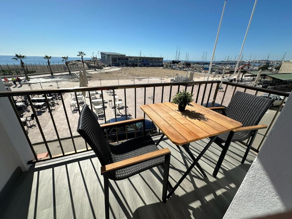 カレタ・デ・ベレスにあるAPARTAMENTO LA CALETA IIのビーチを望むバルコニー(テーブル、椅子付)