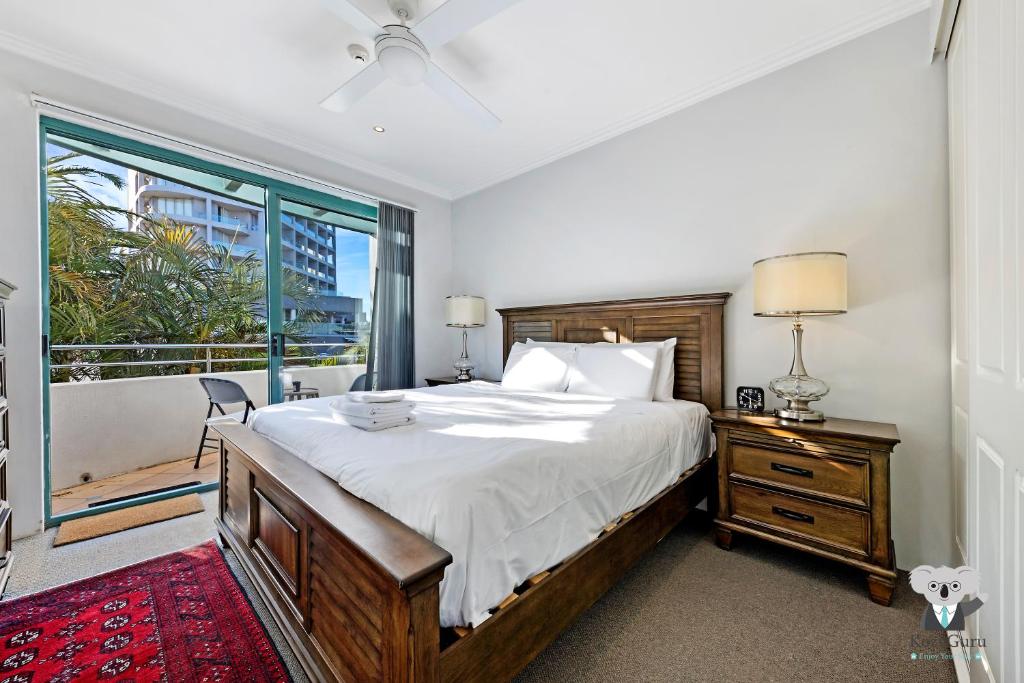 克罗纳拉KozyGuru Cronulla 1 Bed Apt next to Beach的一间带大床和窗户的卧室