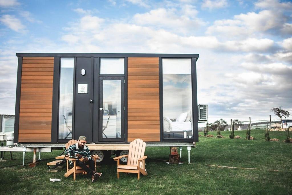 uma pequena casa sentada em cima de um campo em Bella Views em Heathcote