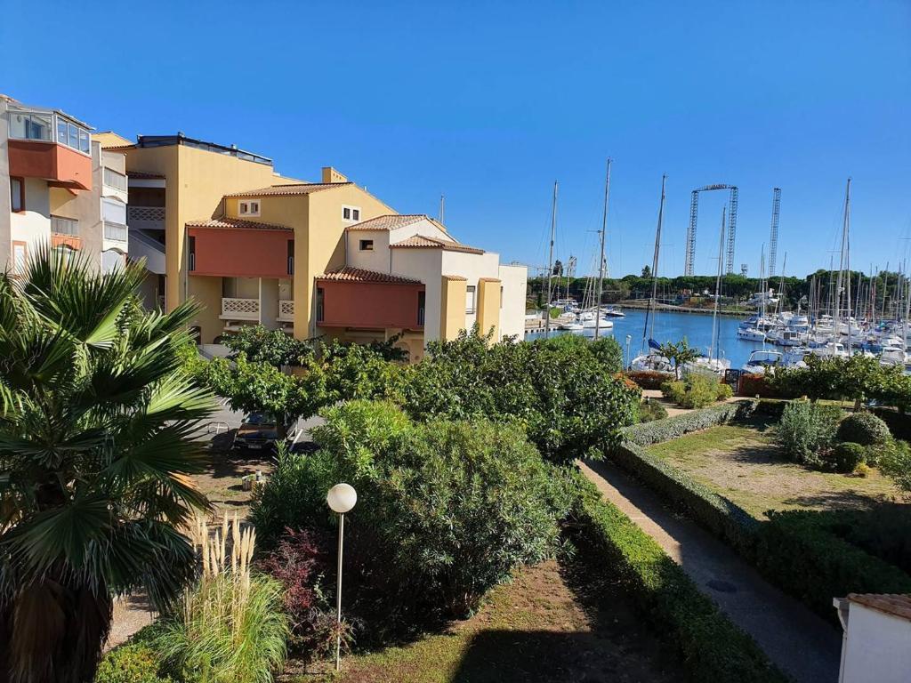 une vue d'une marina avec des bateaux dans l'eau dans l'établissement Bel appartement T2 au Cap d'Agde avec terrasse, parking, proche plage - FR-1-749-31, au Cap d'Agde