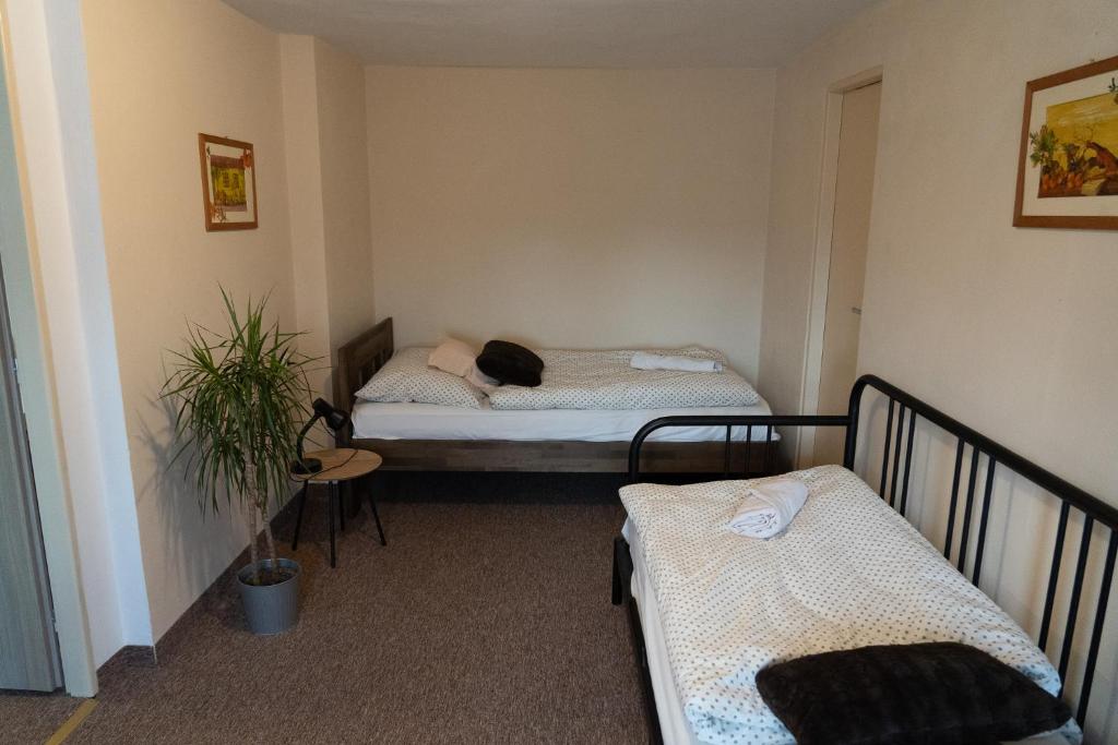 Postel nebo postele na pokoji v ubytování Hotel U Beránků