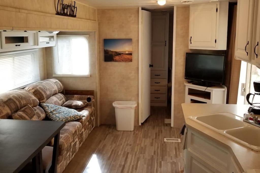 Un lugar para sentarse en Crystal Camper 2 Bedroom Large RV w/Wooded Trail