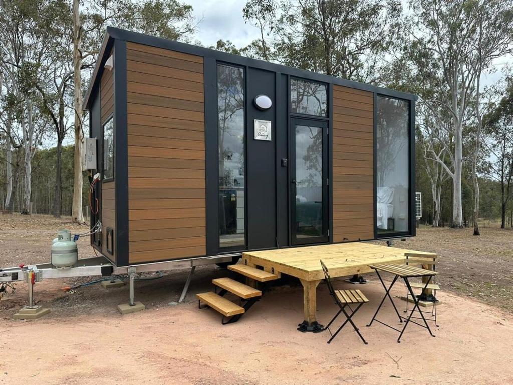 ein kleines Haus wird mit einem Picknicktisch gebaut in der Unterkunft The Retreat Tiny House 2 in Lagoon Pocket