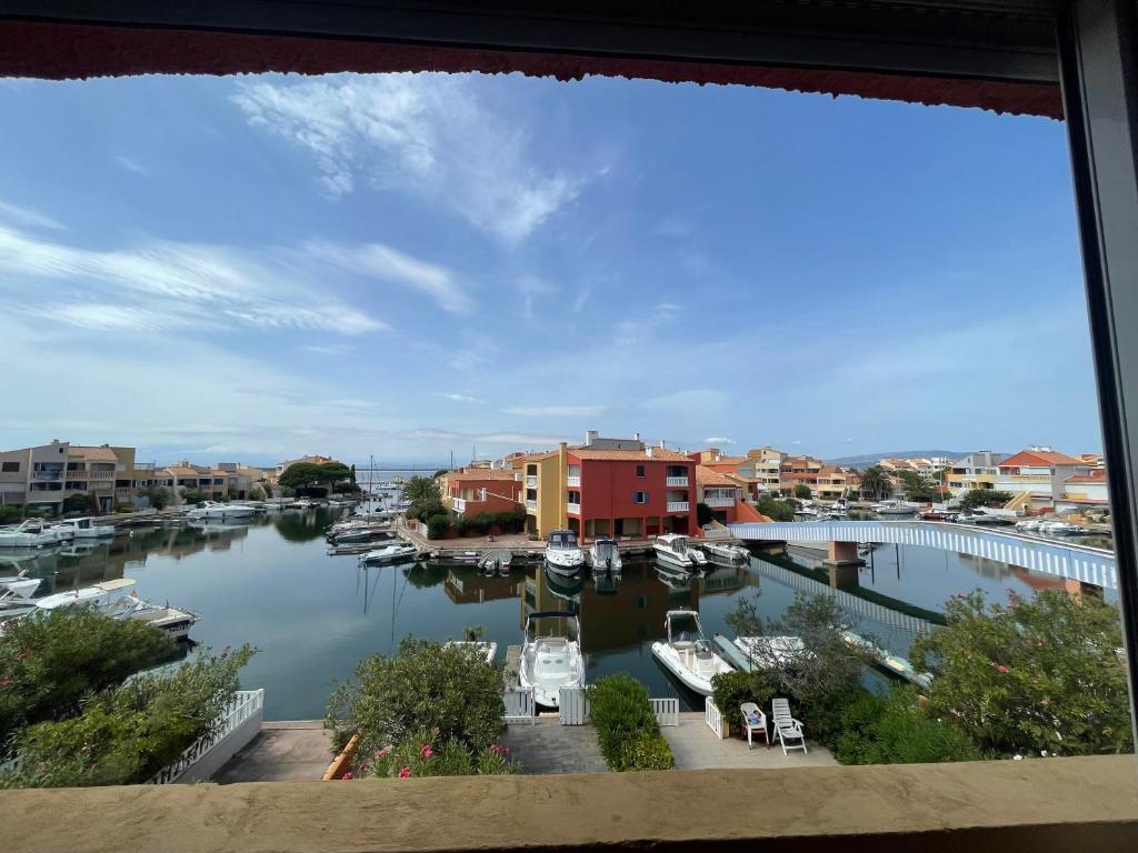 une vue d'une marina avec des bateaux dans l'eau dans l'établissement Appartement vue sur le port de Nautica, au Barcarès
