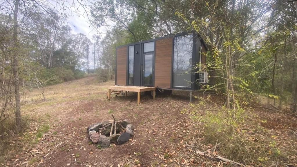 a tiny house in the woods with a picnic table at Hill Creek 3 Tiny House in Perwillowen