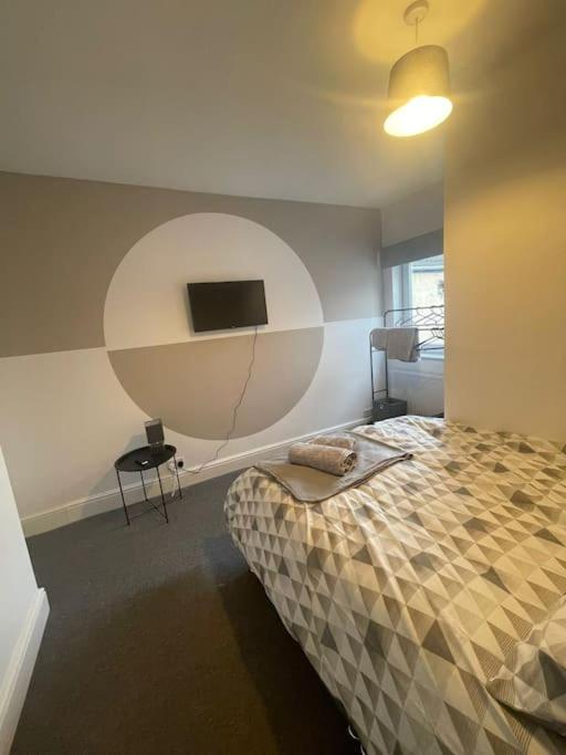 A bed or beds in a room at The Castle - Grimsby/Cleethorpes perfect for Contractors