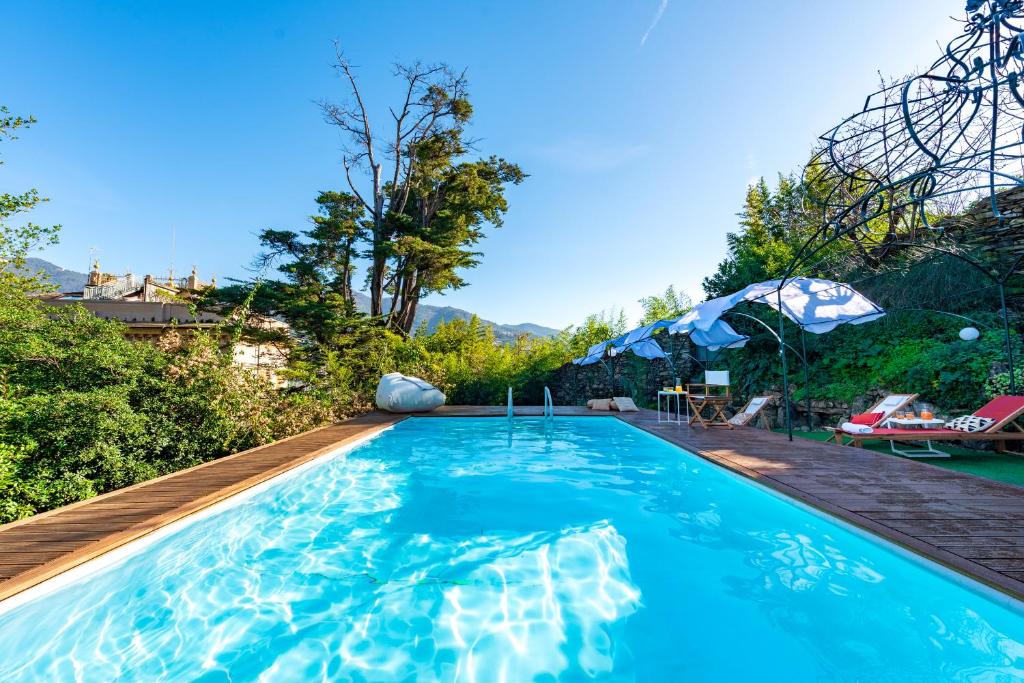 una piscina de agua azul en un patio en Villa Macera con Palestra e Golf Resté Italy, en Rapallo