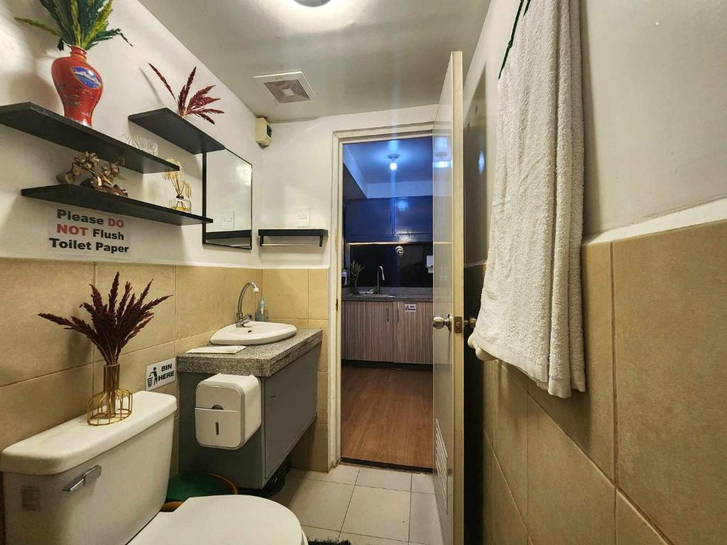 een kleine badkamer met een toilet en een wastafel bij melfaidy staycation in Imus