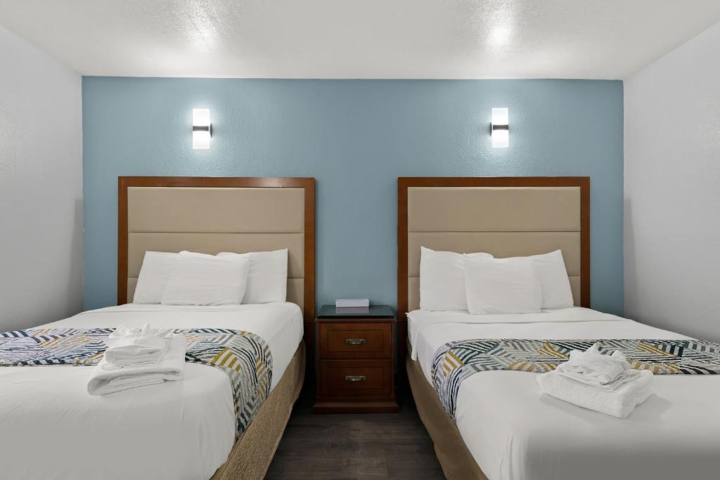Americas Best Value Inn Bangor - Standard Room With Two Double Beds - Non-Smoking