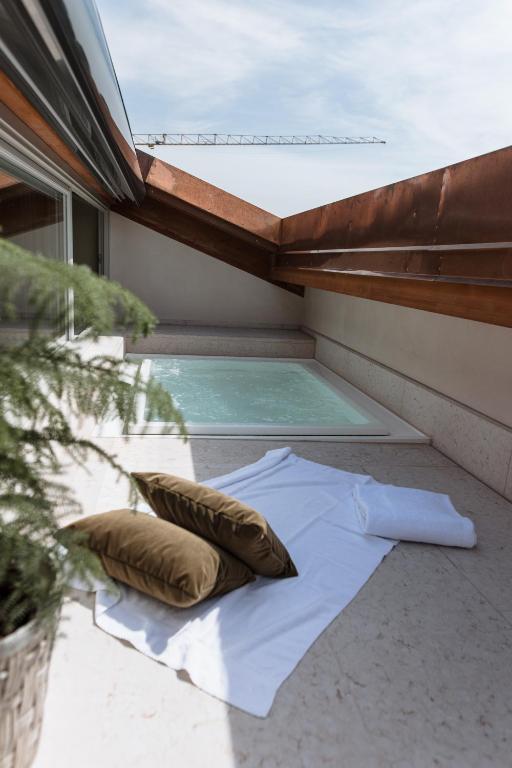 Bazén v ubytování Pavillon Suite nebo v jeho okolí