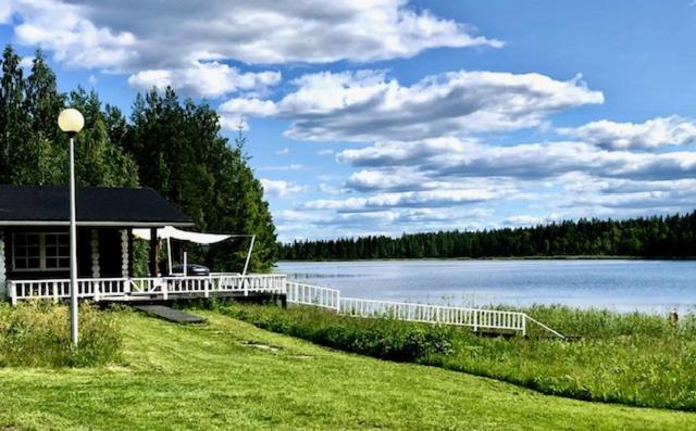 Kätkä Lake Lodge في Tervola: منزل به رصيف بجانب البحيرة